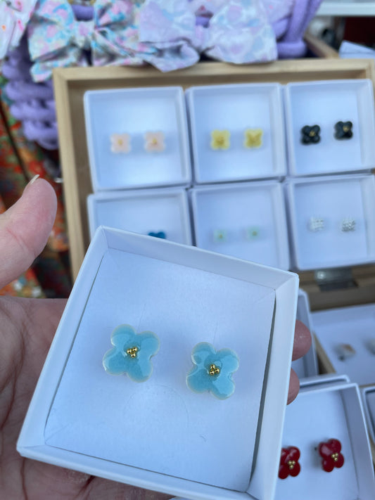 Ceramic flower earrings M Light blue